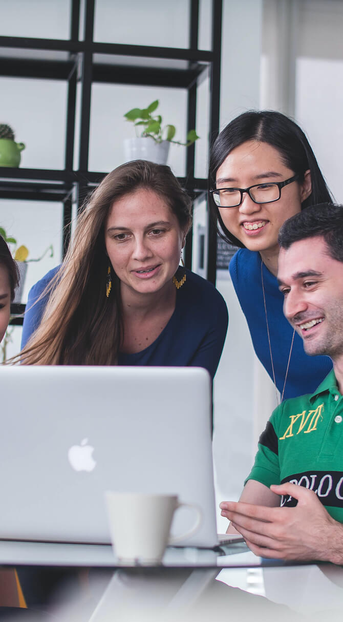 リラックスした雰囲気で複数人でディスカッションをしている様子