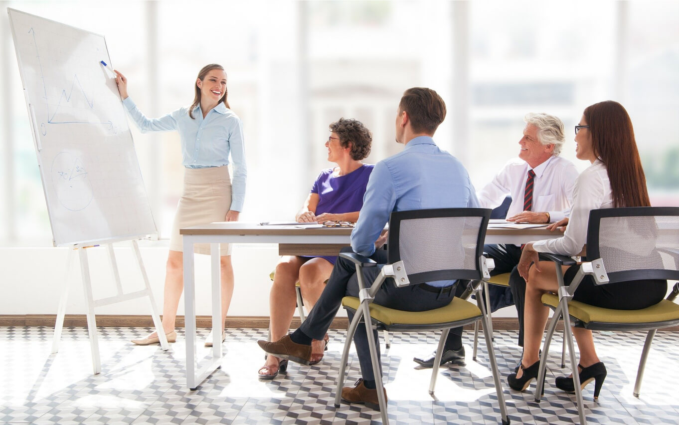 会議室で複数人で会議をする様子