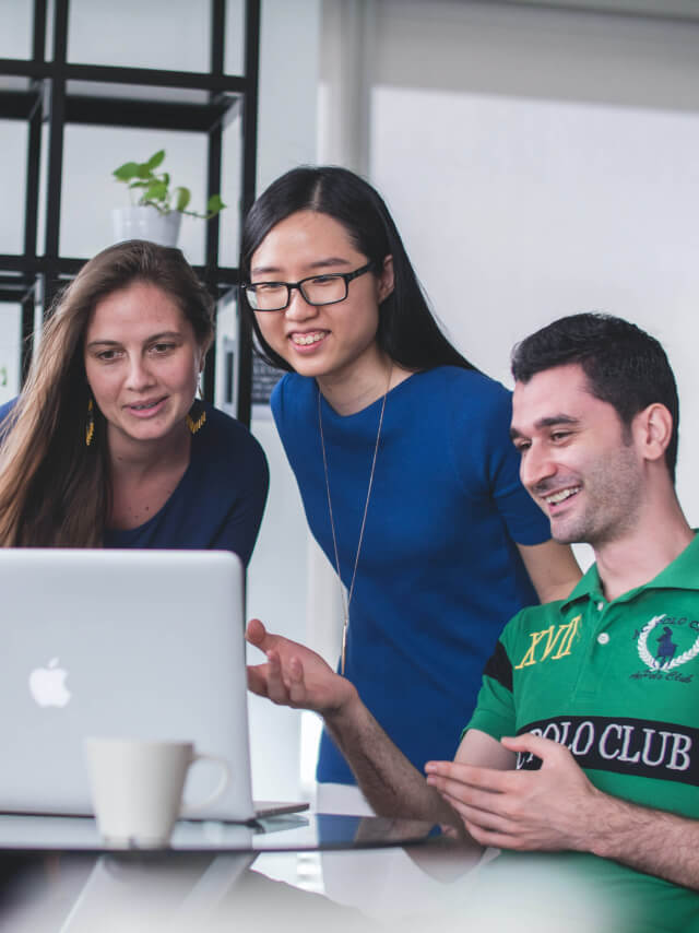 パソコンを前にディスカッションする様子